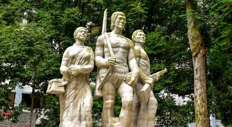 Aparajeyo Bangla Statue Dhaka