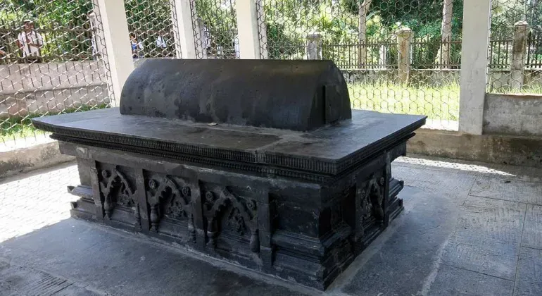 Tomb Of Sultan Gias Uddin Azam Shah Narayanganj